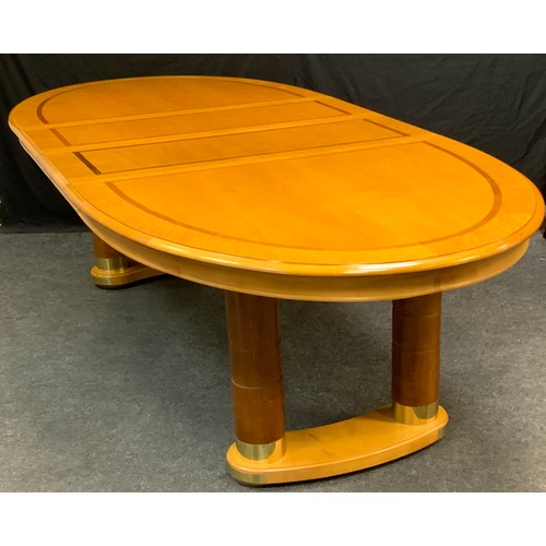 136 - A Stanley furniture company contemporary oval extending dining table, 75cm high 277cm long A Stanley... 