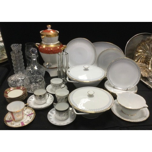 144 - A Zeh Scherzer German porcelain twelve setting dinner service, decorated with a continuous band of p... 
