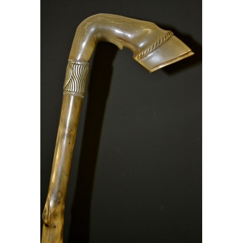 191 - A 19th century gentleman's horn novelty cane handle, as a substantial horse's hoof and fetlock, hedg... 