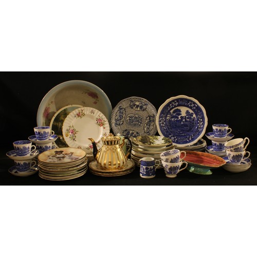 197 - Collectors plates, including Border Fine Arts; blue and white transfer printed teacups, plates, etc;... 