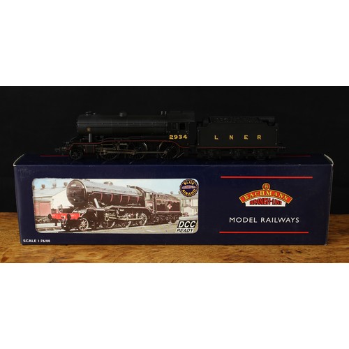 2098 - Bachmann Branch-Line OO Gauge 32-275 K3 LNER 2-6-0 locomotive and six wheel tender, LNER black liver... 