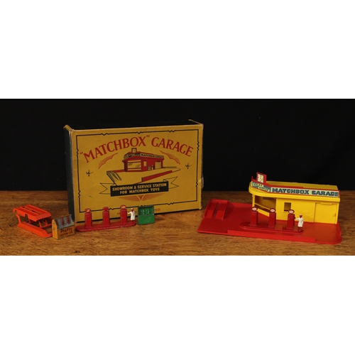2230 - Matchbox accessory pack MG1 Garage, yellow plastic sales and service garage with roof sign, mounted ... 