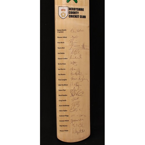 2257 - Sport, Cricket, Derbyshire County Cricket Club - a Crusader Kashmir Willow cricket bat, signed by th... 