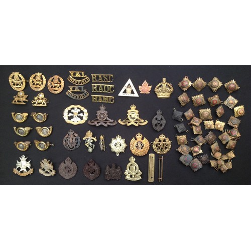 122 - WW2 British cap badges, collar dogs, rank pips, etc plus some additional WW1: Notts & Derby Regt Wor... 