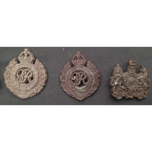 122 - WW2 British cap badges, collar dogs, rank pips, etc plus some additional WW1: Notts & Derby Regt Wor... 