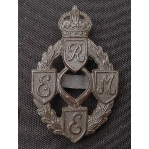 122 - WW2 British cap badges, collar dogs, rank pips, etc plus some additional WW1: Notts & Derby Regt Wor... 