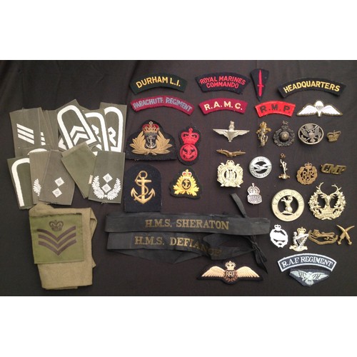 125 - WW2 and later British Cap badges and cloth insignia to include: Kings Crown Parachute Regiment cap b... 