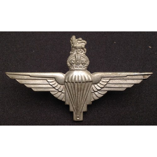 125 - WW2 and later British Cap badges and cloth insignia to include: Kings Crown Parachute Regiment cap b... 