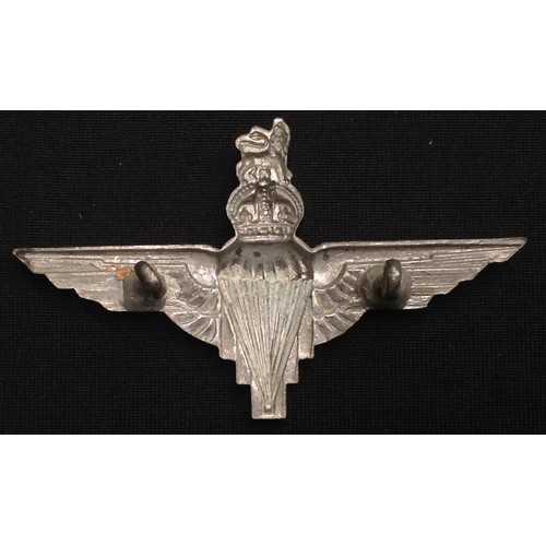 125 - WW2 and later British Cap badges and cloth insignia to include: Kings Crown Parachute Regiment cap b... 