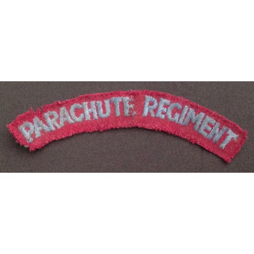 125 - WW2 and later British Cap badges and cloth insignia to include: Kings Crown Parachute Regiment cap b... 