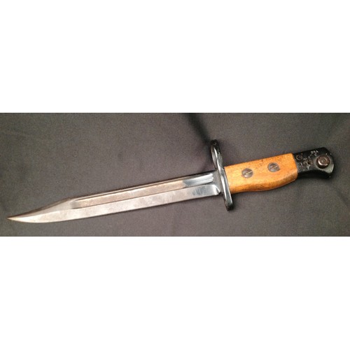 128 - WW2 British Jungle Carbine bayonet with fullered Bowie style blade 202mm in length. Inspection marke... 