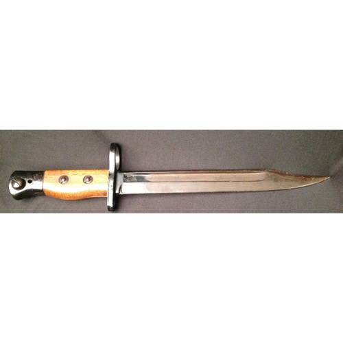 128 - WW2 British Jungle Carbine bayonet with fullered Bowie style blade 202mm in length. Inspection marke... 