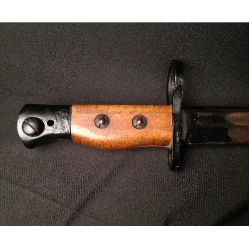 128 - WW2 British Jungle Carbine bayonet with fullered Bowie style blade 202mm in length. Inspection marke... 