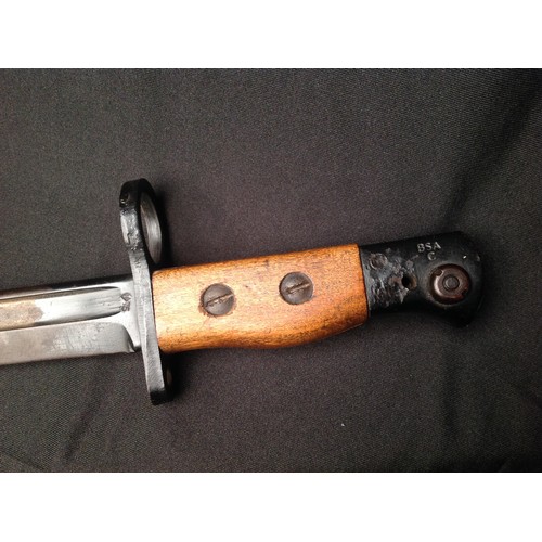 128 - WW2 British Jungle Carbine bayonet with fullered Bowie style blade 202mm in length. Inspection marke... 