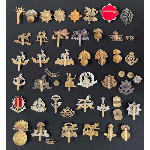 135 - WW2 and later British Cap Badges plus some collar dogs, buttons and shoulder titles to include: Brig... 