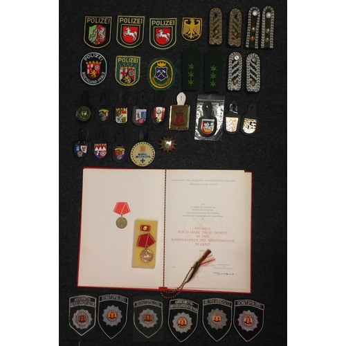 214 - West German Police insignia comprising of sleeve insignia, 13 pocket fob insignias, shoulder boards ... 