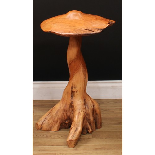 102 - A set of three rootwood garden mushrooms, the largest 100cm high, 60cm wide, 55cm deep, the others, ... 