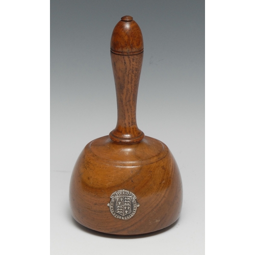 3342 - An early 20th century turned oak and walnut presentation mallet, 20.5cm long