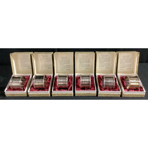 96 - A set of six silver napkin rings, boxed, Birmingham 1974, 267g