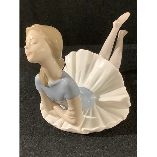 143 - A Lladro figure, ballet girl