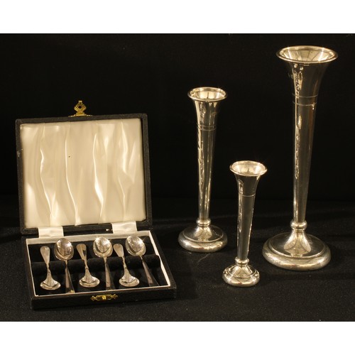 183 - A set of three Elizabeth II silver graduated trumpet shaped posy vases, the tallest 21.5cm, Sheffiel... 