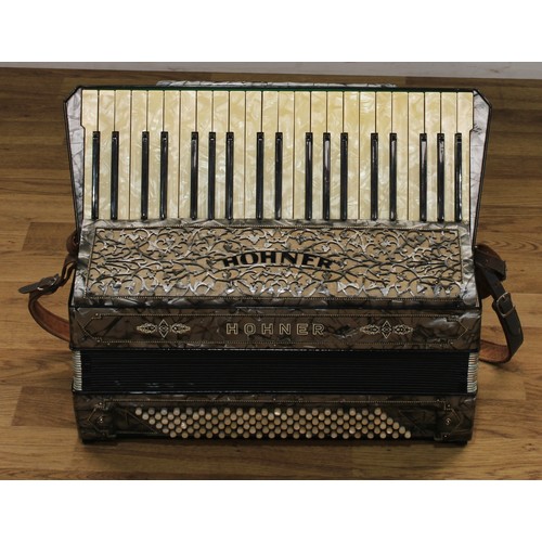 362 - Musical instruments - a Hohner piano acordian, serial no. 213781, pre-war, cased