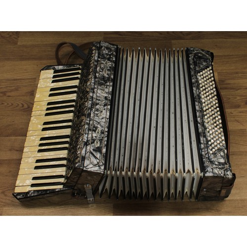 362 - Musical instruments - a Hohner piano acordian, serial no. 213781, pre-war, cased