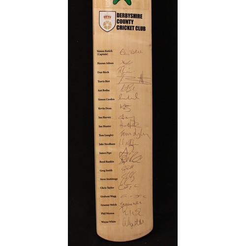 477 - Sport, Cricket, Derbyshire County Cricket Club - a Crusader Kashmir Willow cricket bat, signed by th... 