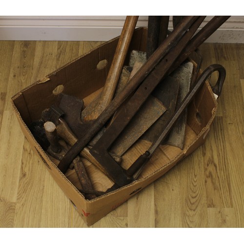 522 - Tools - axes, garden spades and forks, hammers, crowbars, large clamp; qty