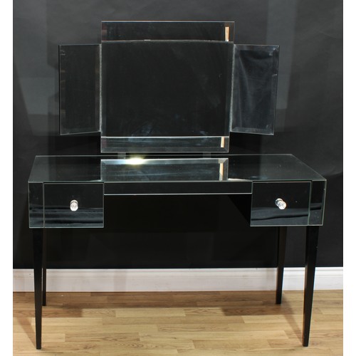 211 - An Art Deco inspired mirrored dressing table, triptych mirror, 136.5cm high, 121cm wide, 51cm deep
(... 