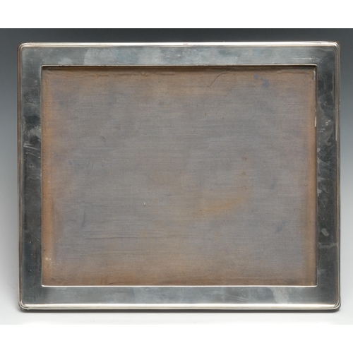 155 - A large George V silver rectangular easel photograph frame, quite plain, 30cm high, the aperture 25.... 