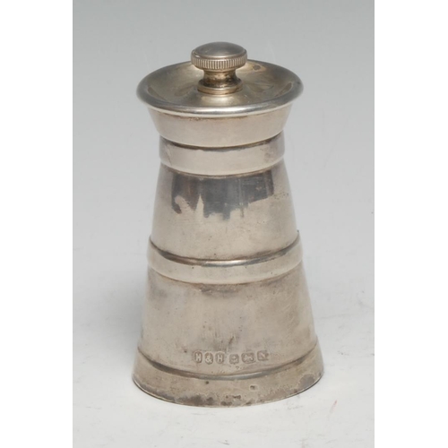 135 - A George V silver novelty pepper grinder, as a coopered milk churn, 8cm high, Hukin & Heath, Birming... 