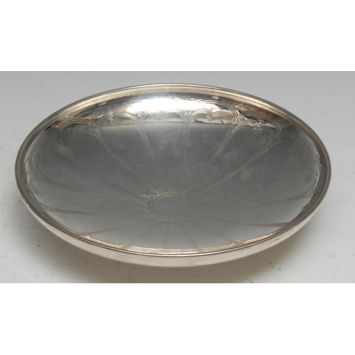 331 - Tiffany & Co - an American silver circular footed dish, 18.5cm diam, 9.5oz