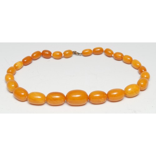 373 - A graduated amber coloured bead necklace, twenty five multi-tone clouded beads ranging from 15mm x 8... 