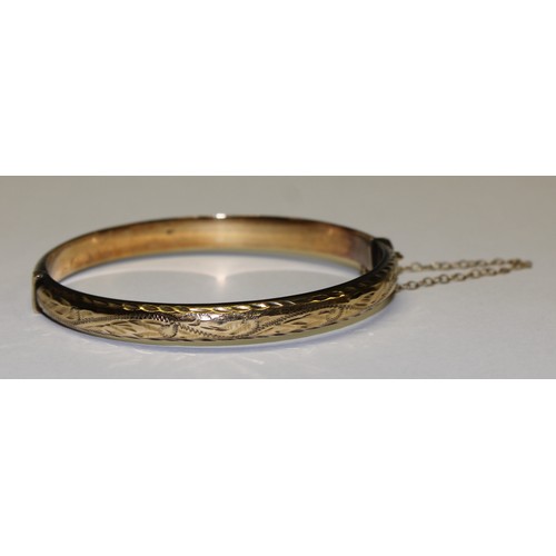 663 - A 9ct gold hinged bangle, 8.8g