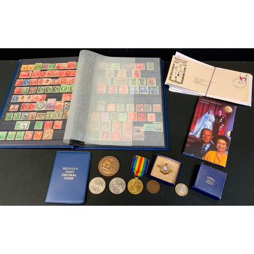 398 - Medals, Coins & Stamps - a World War I British Victory medal to 67765 W H Atley, K O Y L I, £5 coin;... 