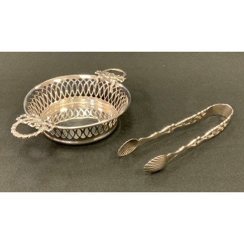 424 - A George V silver pierced circular sweetmeat dish, tied ribbon bow loop handles, Synyer & Beddoes, B... 