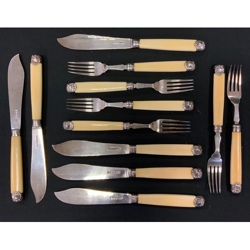 428 - A set of six George V silver bladed fish knives and forks, 558g gross