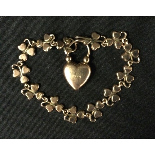 447 - An Irish green stone and 9ct rose gold shamrock pattern bracelet, stamped 9ct, 9.4g gross.