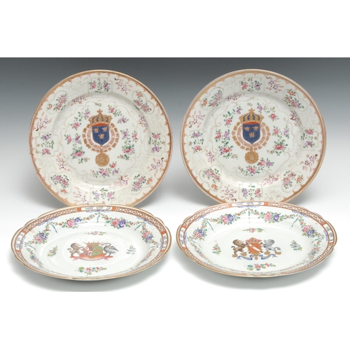 291 - A pair of French Samson 'Chinese' armorial plates, painted with crest, the rim with flower swags and... 