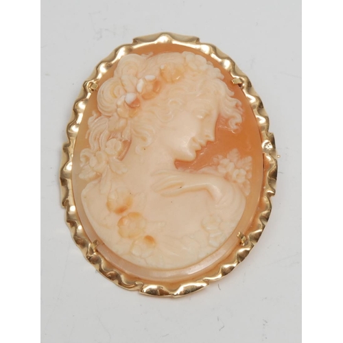 397 - An early 20th century cameo pendant brooch, as Flora with wreath to her hair, indistinctly marked ye... 