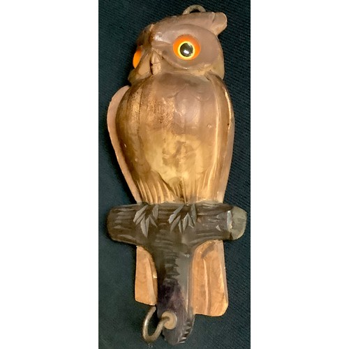 412 - A Black Forest novelty coat hook, carved as an owl