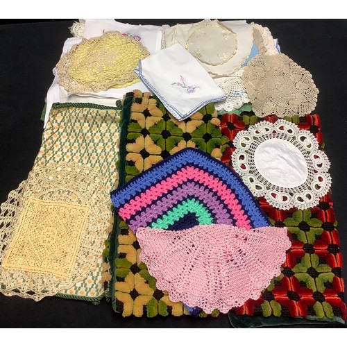 419 - Textiles - tray cloths, lace edged cloths, assorted doilies, qty