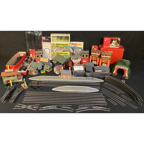 441 - Hornby OO Gauge track pieces and trackside accessories; Airfix HO/OO station accessories model kits ... 