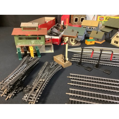 441 - Hornby OO Gauge track pieces and trackside accessories; Airfix HO/OO station accessories model kits ... 