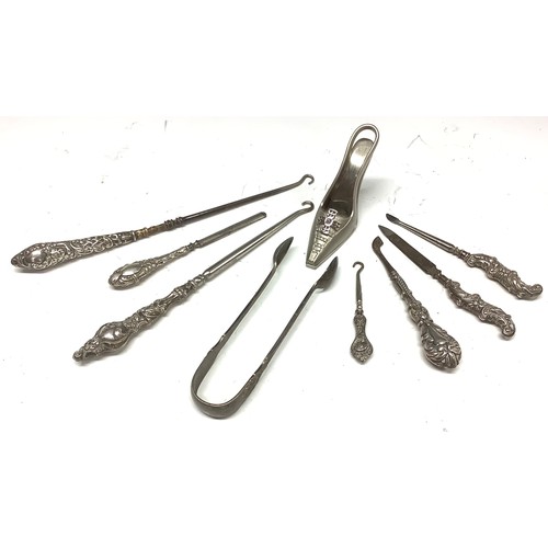 559 - Silver hafted button hooks [3]; silver hafted manicure tools [4]; etc (9)