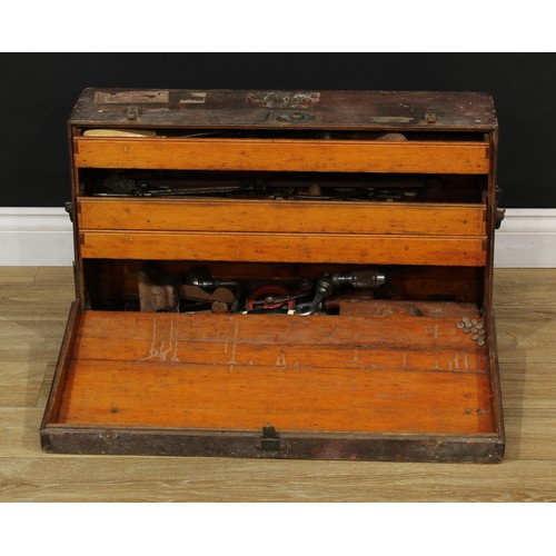 516 - A tool chest, with three drawers containing a quantity of tools