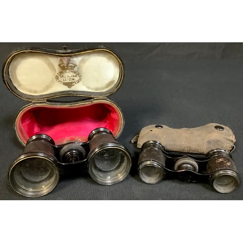 595 - A pair of early 20th century opera glasses, made in Paris by Callahan & Co. retailed at New Bond St.... 