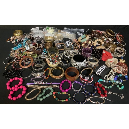 609 - Costume Jewellery - a quantity of costume jewellery including necklaces, bangles, etc