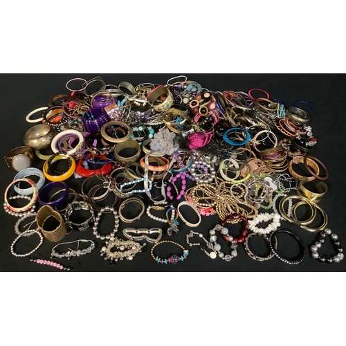 609 - Costume Jewellery - a quantity of costume jewellery including necklaces, bangles, etc